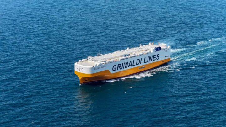 Supernavio Grande Tianjin para transportar carros elétricos da Leapmotor para a Europa