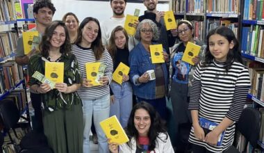 Membros do clube leitura reunidos com primeiro livro do ciclo.