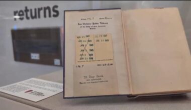 Livro é devolvido a biblioteca após 82 anos com bilhete: ‘Vovó não vai mais poder pagar por ele’