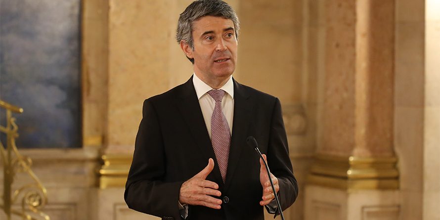 Líder do PS acusa Governo de apresentar “medidas avulso” para o país
