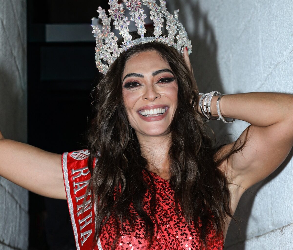 Juliana Paes se emociona ao ser coroada rainha de bateria da Viradouro: ‘Parece que eu estou sonhando’