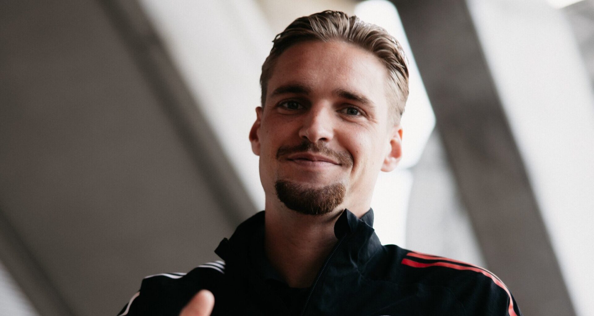 Ajax baixa exigências e define novo preço por Kenneth Taylor