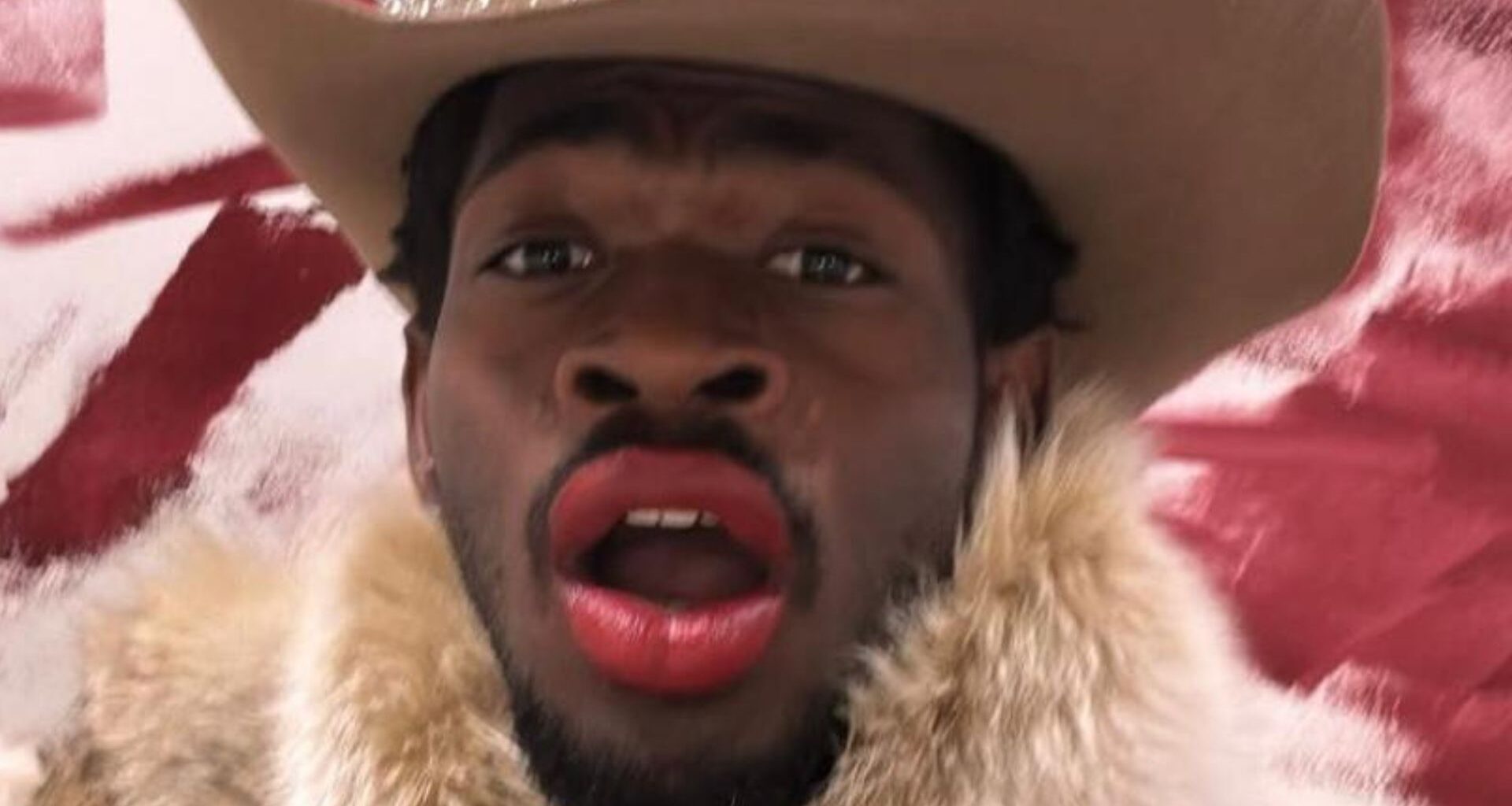Lil Nas X: Novo vídeo mostra momento em que cantor fica nu antes de ser preso em LA