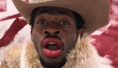 Lil Nas X: Novo vídeo mostra momento em que cantor fica nu antes de ser preso em LA