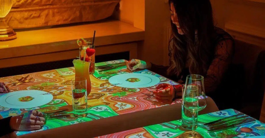 Restaurante transforma jantar em espetáculo 3D com projeções e ‘mini chef’