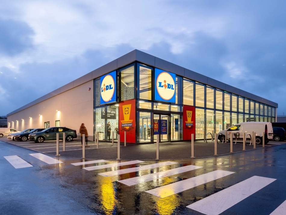 Lidl despede funcionária com 10 anos de serviço por usar o telemóvel para acumular 191 euros em descontos