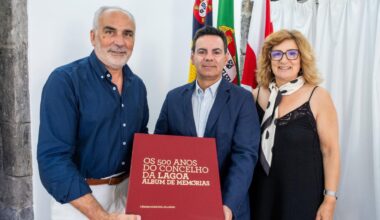Município de Lagoa recebe edição especial de livro sobre 500 anos do concelho