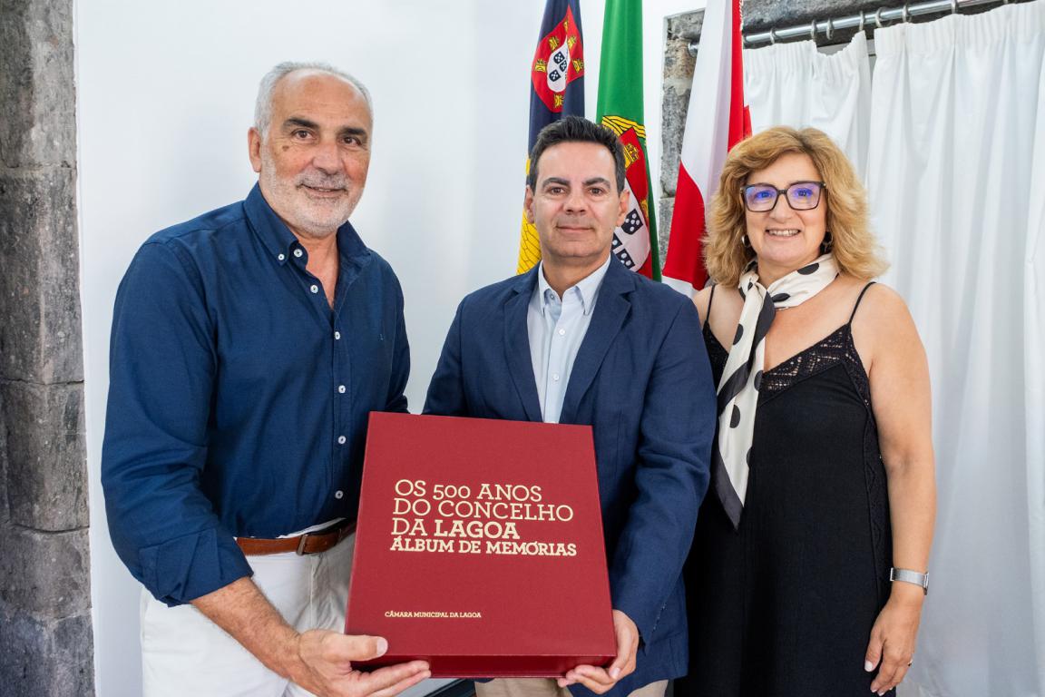 Município de Lagoa recebe edição especial de livro sobre 500 anos do concelho