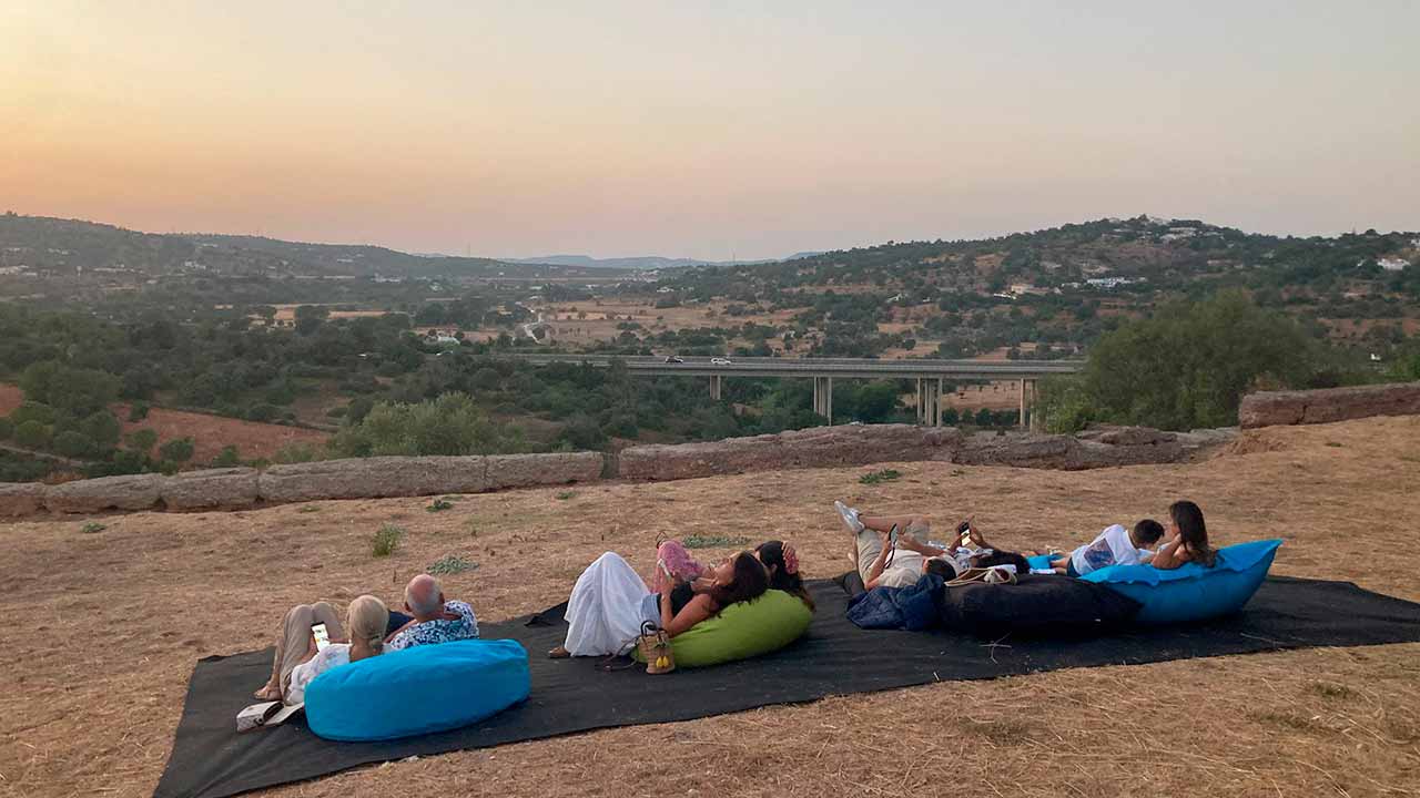 Mais de 800 pessoas de todo o Algarve estiveram no Castelo de Paderne para observar as estrelas, sendo o melhor ano de sempre do programa «Observação astronómica».