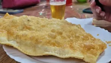 Pastel enorme em Curitiba é quase um travesseiro! Vai encarar??