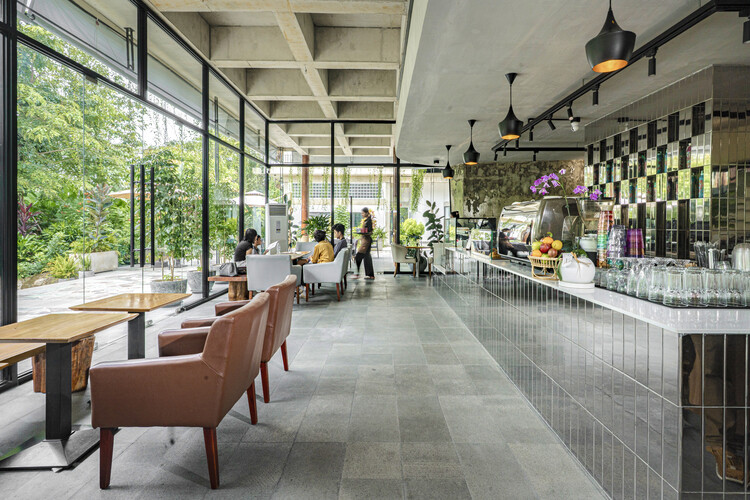 Café & Restaurante Phum Sambo / Khoan + Partners - Fotografia de Interiores, Cadeira, Vidro