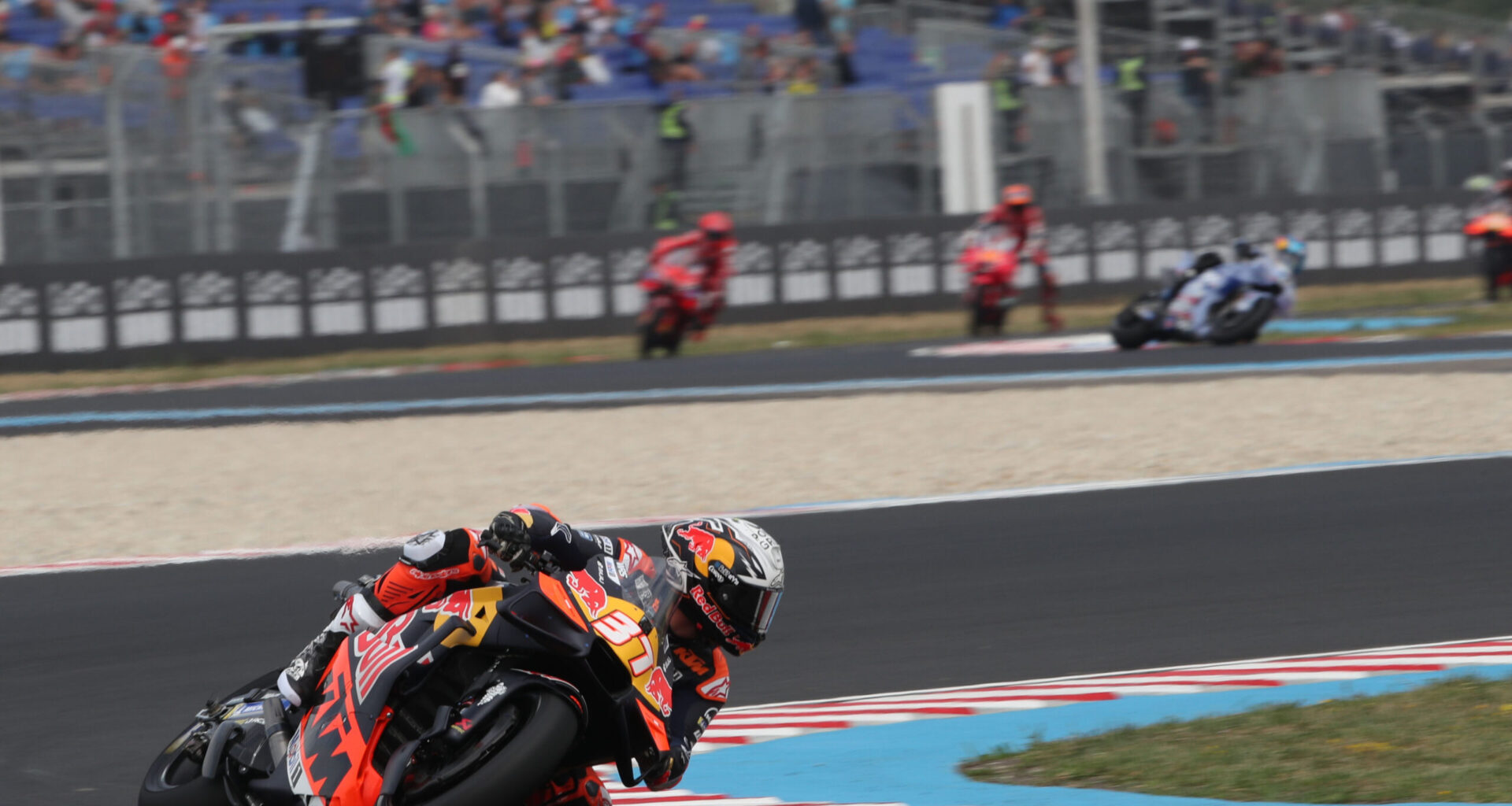 MotoGP: Pedro Acosta impõe o ritmo e lidera primeiro dia na Hungria