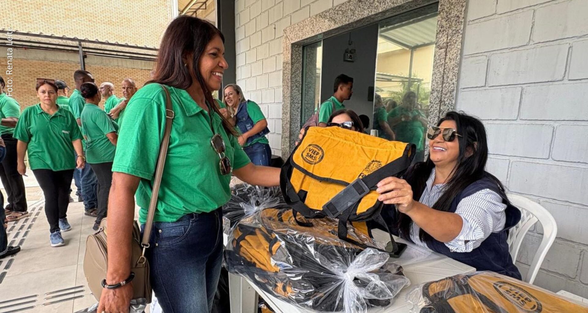 SMS de Feira de Santana entrega uniformes com proteção UV e mochilas a agentes de endemias