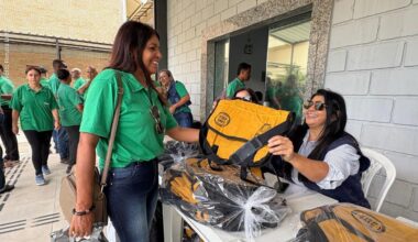 SMS de Feira de Santana entrega uniformes com proteção UV e mochilas a agentes de endemias