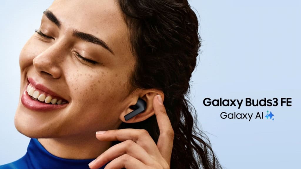 Montagem mostrando mulher usando fone de ouvido Galaxy Buds 3 FE da Samsung e, ao lado, o letreiro do Galaxy AI