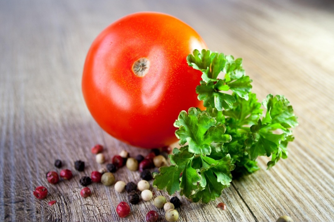 A vitamina A presente no tomate é importante para a manutenção da visão e pode ajudar a prevenir doenças oculares relacionadas à idade, como a degeneração macular. -Pixabay