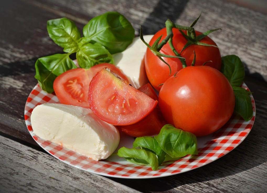 O licopeno e o betacaroteno contribuem para a redução do colesterol ruim (LDL) e do risco de doenças cardíacas. Este primeiro é considerado um nutracêutico, isto é, um componente alimentar que pode ser isolado e usado como suplemento.-Pixabay