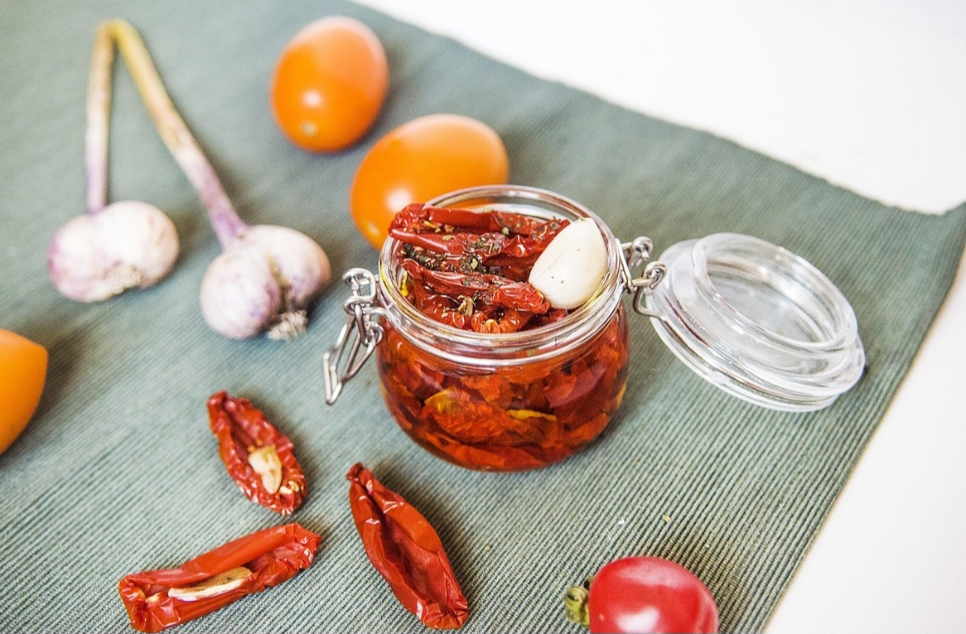 Os tomates secos perdem a maior parte do seu teor de água depois de passarem pela secagem. Eles são geralmente pré-tratados com dióxido de enxofre ou sal antes de serem expostos ao sol para melhorar a cor e a aparência e se tornaram iguarias da culinária mundial.-Pixabay