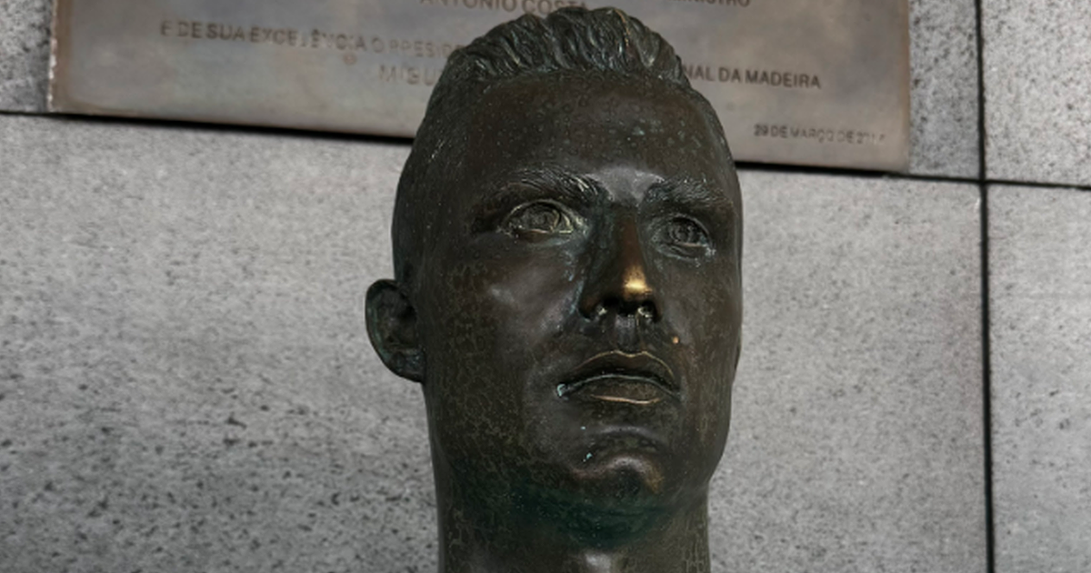 Estátua de Cristiano Ronaldo equipada a rigor para receber o Sporting - I Liga