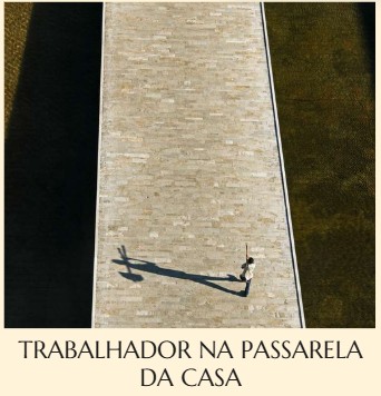 Trabalhador na passarela da Casa Trabalhador na passarela da Casa