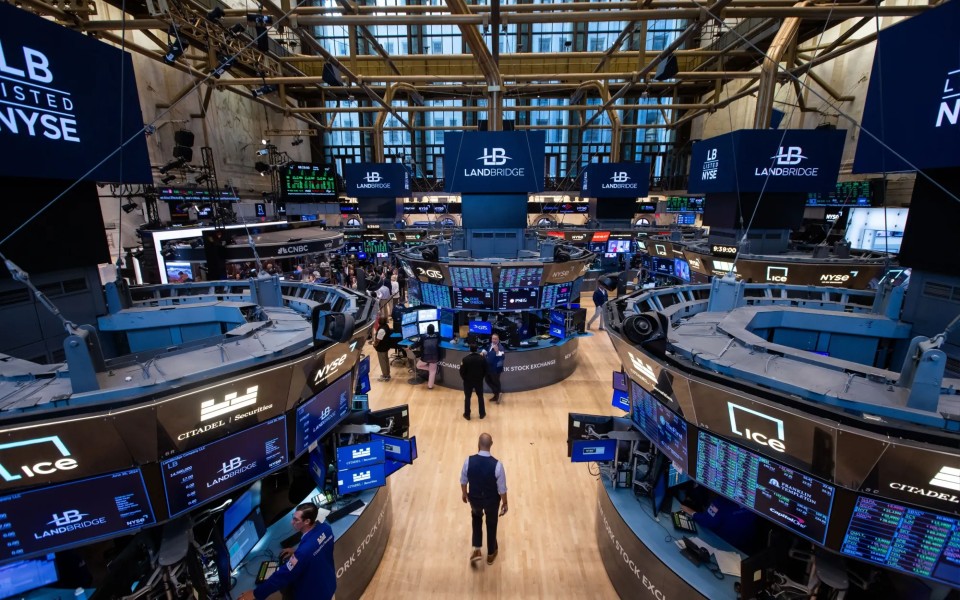 Wall Street fecha em alta com mercado cripto em destaque