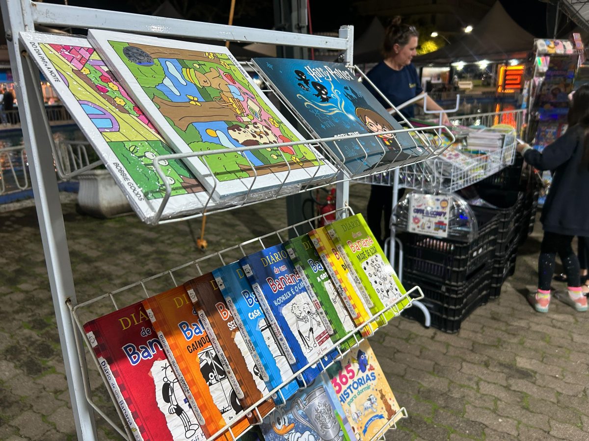 Feira do Livro terá fim de semana de sessões de autógrafos e presença de autora venezuelana