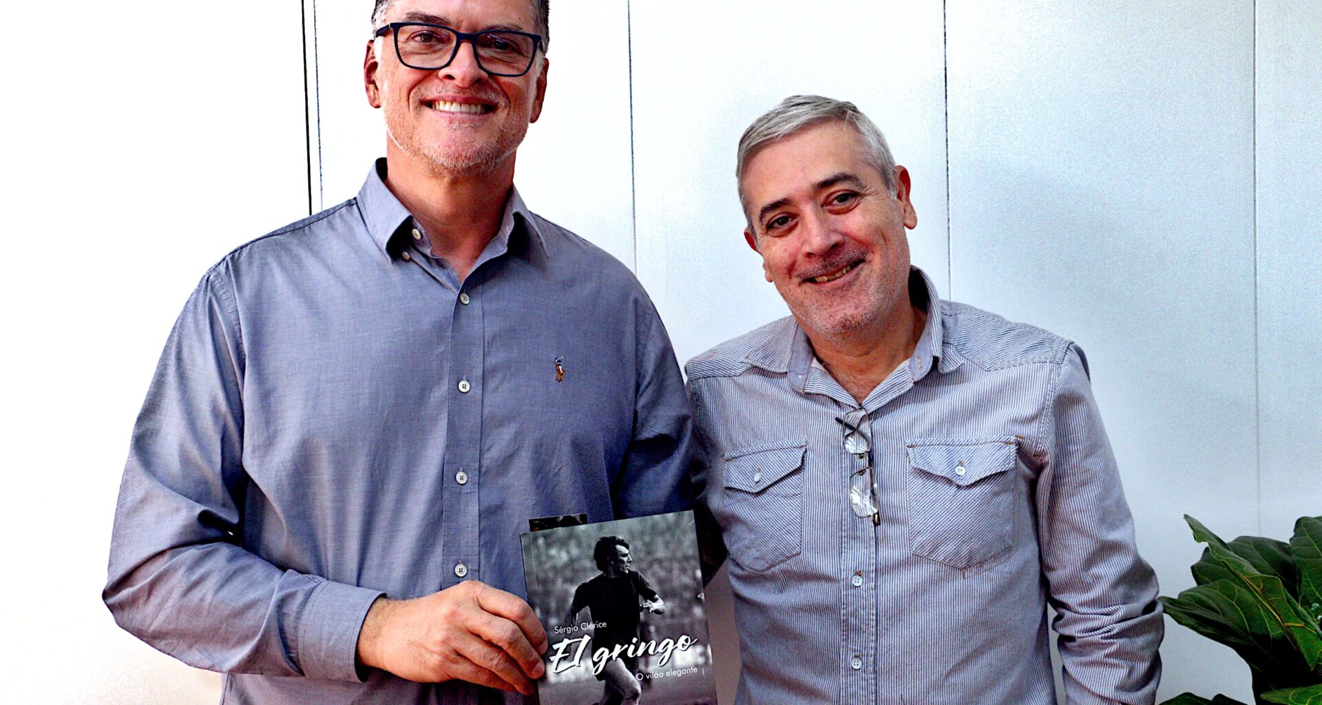 Rodrigo Viana entrega ao prefeito biografia de Sérgio Clérice: um tributo à elegância no futebol