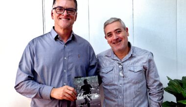 Rodrigo Viana entrega ao prefeito biografia de Sérgio Clérice: um tributo à elegância no futebol