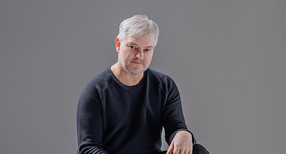 HITMAKER DA MÚSICA BRASILEIRA E DIRETOR DA UBC, MANNO GÓES ESTREIA COMO ROMANCISTA NO LIVRO “A FRATERNIDADE”