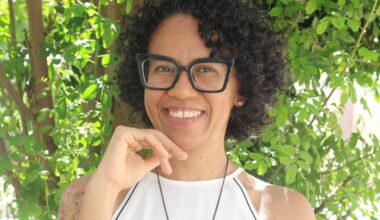 ESCRITORA BAIANA ANA CECÍLIA FERREIRA LANÇA “PRETA” NESTE SÁBADO (23), TRATANDO DE PERTENCIMENTO E IDENTIDADE A PARTIR DA TRANSIÇÃO CAPILAR