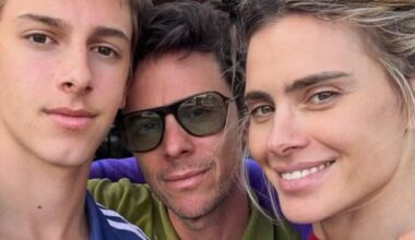 Carolina Dieckmmann posa com o filho caçula e reflete sobre ‘ninho vazio’