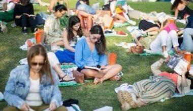 O Taquicardia Literária na edição de 2024: acolhedor: cada participante leva seu próprio livro, estende a canga no gramado e lê por meia hora; depois, os leitores compartilham impressões