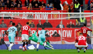 Penálti de Bruno Fernandes dá primeiro triunfo ao Manchester United