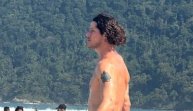 José Loreto renova bronzeado e curte dia de praia em Guarujá