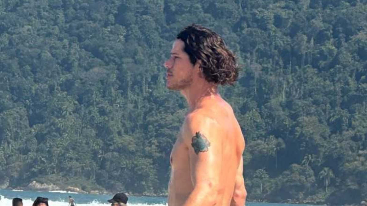 José Loreto renova bronzeado e curte dia de praia em Guarujá