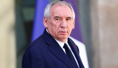 França caminha para nova crise política com primeiro-ministro submetido a voto de confiança
