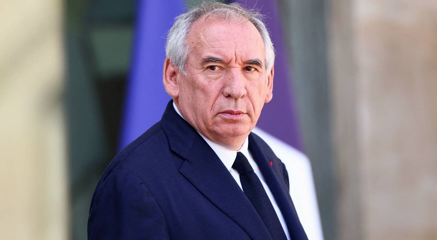 França caminha para nova crise política com primeiro-ministro submetido a voto de confiança