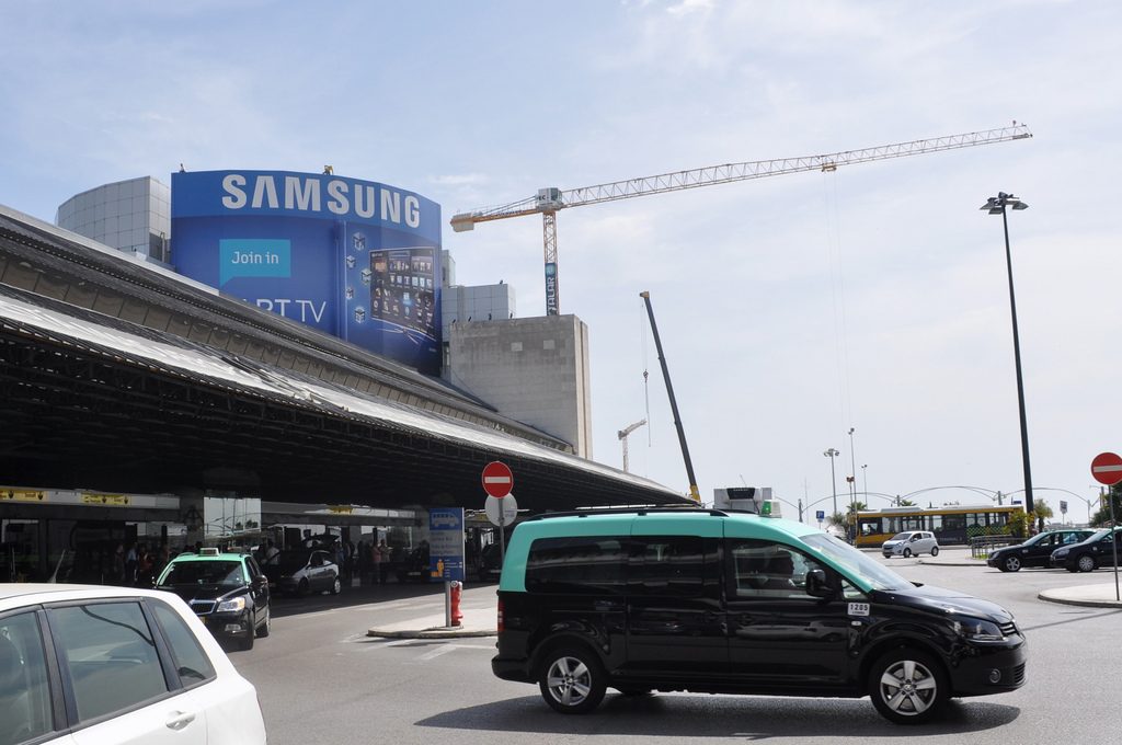 Cuidado com os falsos taxistas. Fizeram parar os verdadeiros táxis no aeroporto de Lisboa