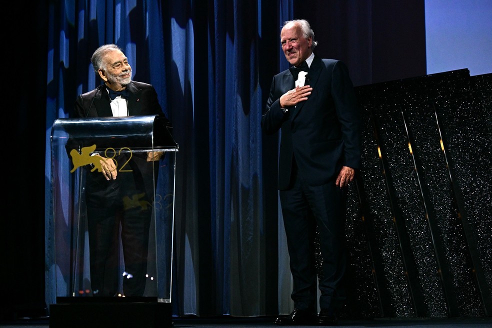 O cineasta alemão Werner Herzog recebe um Leão de Ouro por sua carreira em homenagem feita pelo diretor americano Francis Ford Coppola no Festival de Cinema de Veneza — Foto: Tiziana Fabi/AFP