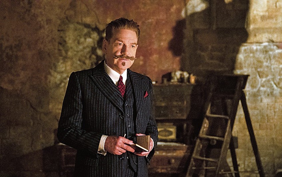 O ator britânico Kenneth Branagh em cena do filme "A noite das bruxas" — Foto: Divulgação