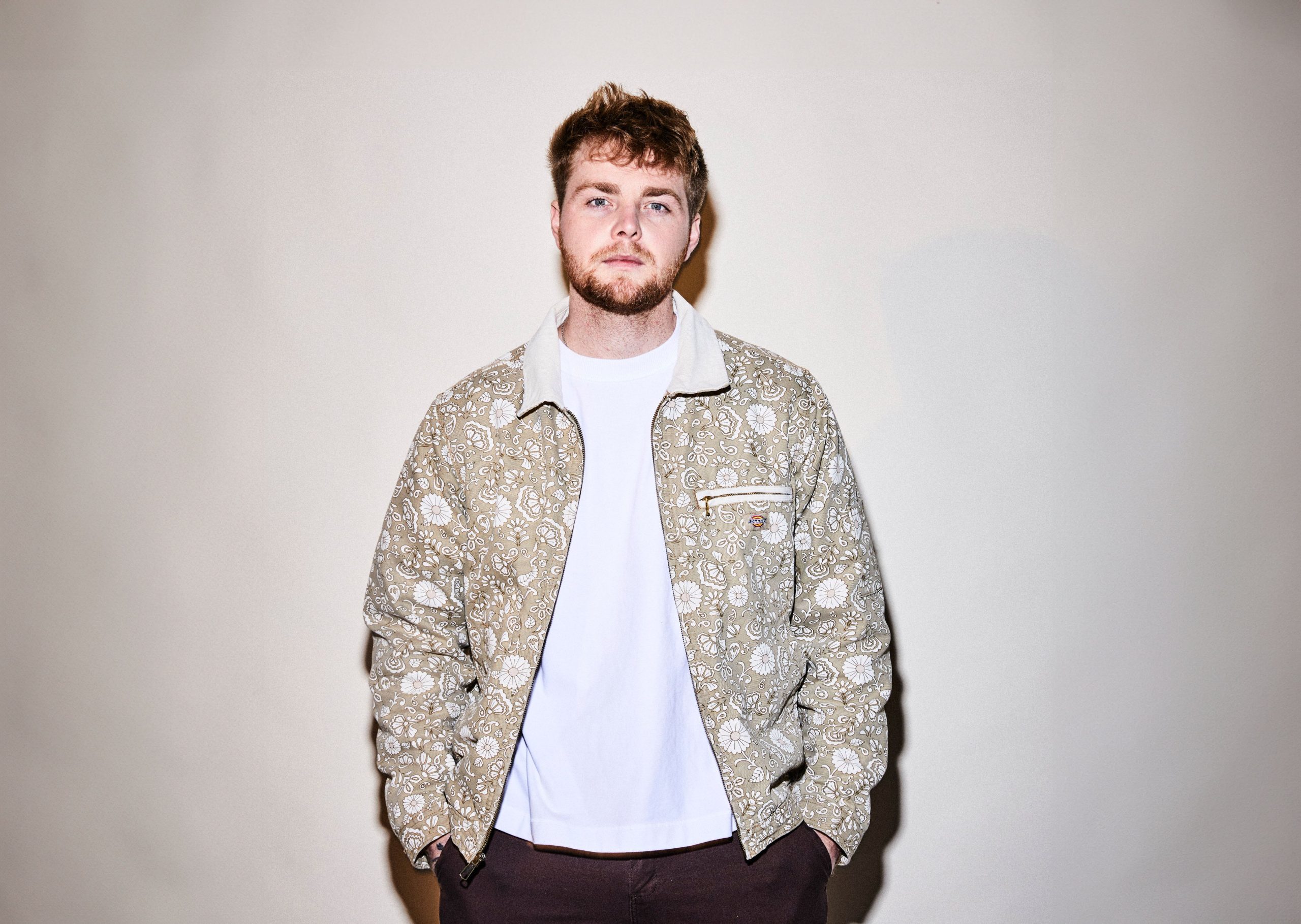 Quem é Alex Warren, cantor do mega sucesso "Ordinary"?