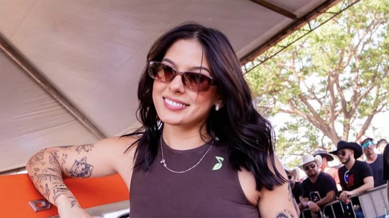 Beleza da mãe de Ana Castela chama a atenção em novas fotos