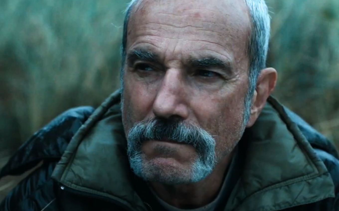 Vencedor do Oscar deixa aposentadoria e surge diferente em trailer instigante