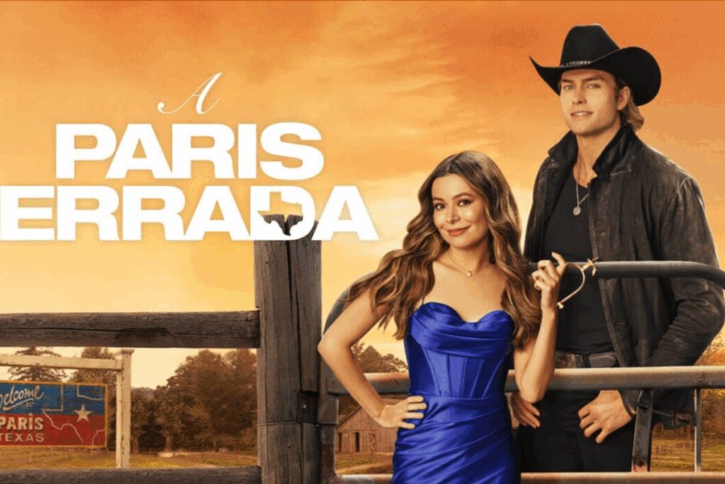Mulher de vestido azul e homem de chapÃ©u de caubÃ³i posando em frente a uma cerca com pÃ´r do sol ao fundo e uma placa escrita â€œWelcome to Paris Texasâ€