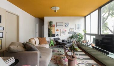 Apartamento tem teto amarelo e charmosa cozinha em tom verde menta
