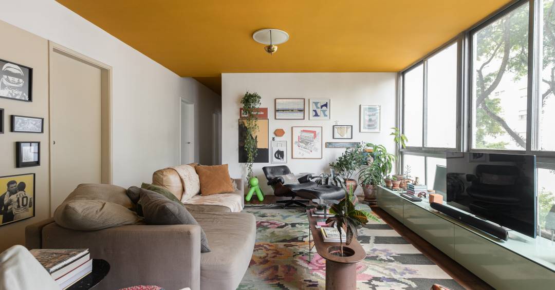 Apartamento tem teto amarelo e charmosa cozinha em tom verde menta