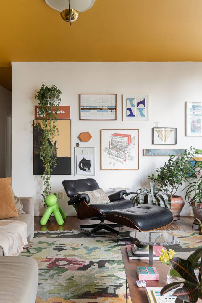 Apartamento tem teto amarelo e charmosa cozinha em tom verde menta. Projeto de Pro.a Arquitetos.