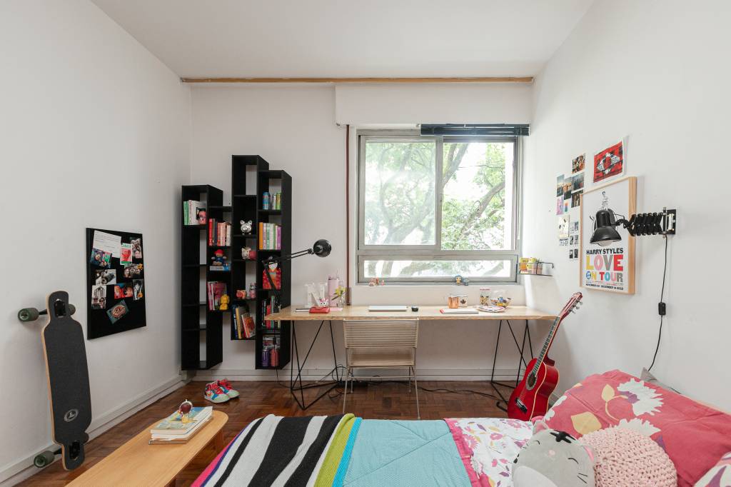 Apartamento tem teto amarelo e charmosa cozinha em tom verde menta. Projeto de Pro.a Arquitetos.