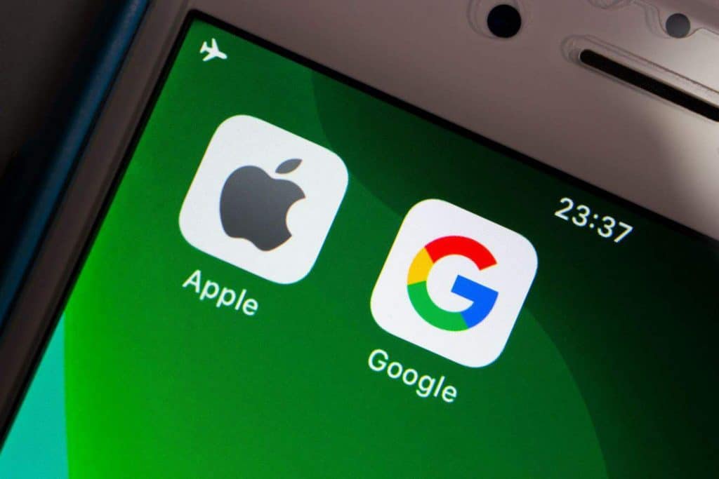 Logos de Apple e Google lado a lado em um smartphone