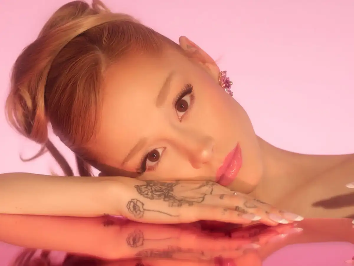 Ariana Grande solta teaser enigmático e fãs apostam em turnê